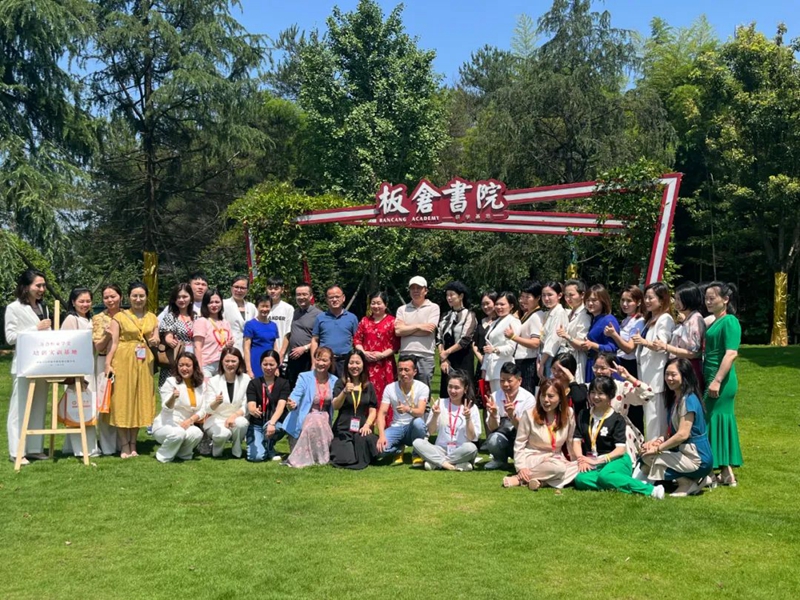 【萬合恒業(yè)學(xué)堂-培訓(xùn)實(shí)訓(xùn)基地】在楊昌濟(jì)先生故鄉(xiāng)開慧鎮(zhèn)板倉書院正式揭牌。同日萬合第40屆【國際說服力銷講】開班